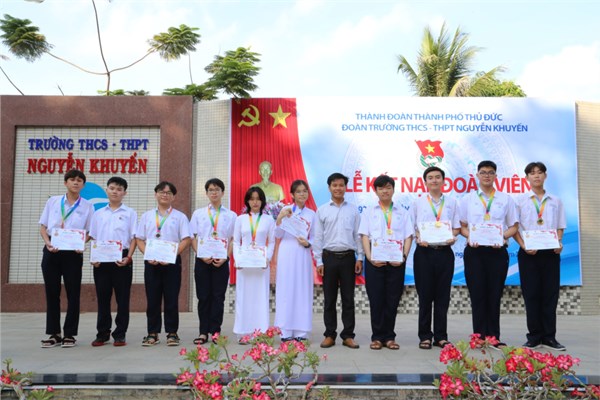 Lễ Kết nạp Đoàn TNCS HCM và phát thưởng học sinh đạt giải kì thi học sinh giỏi cấp Thành phố 2023